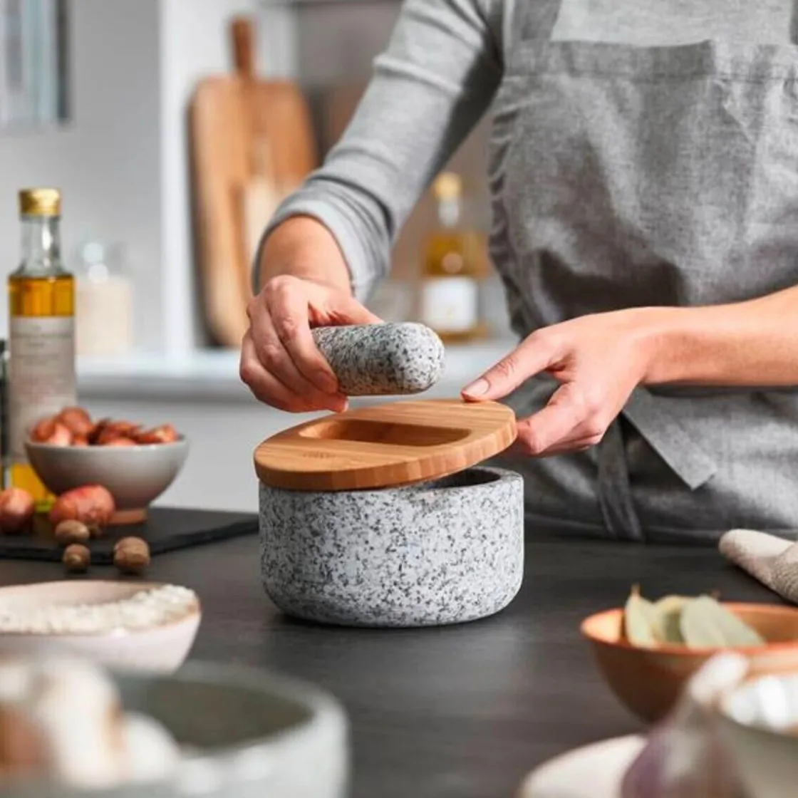 Messer & Co. Entdecken|Kräuter & Gewürze<Joseph Joseph Mörser granit mit Bambusdeckel Dash