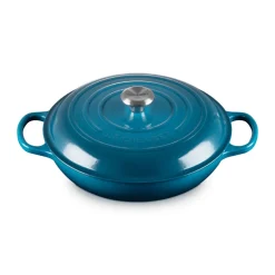 Spanischer Sommerurlaub<Le Creuset Gourmet-Profitopf mit Deckel 30 cm Signature Deep Teal