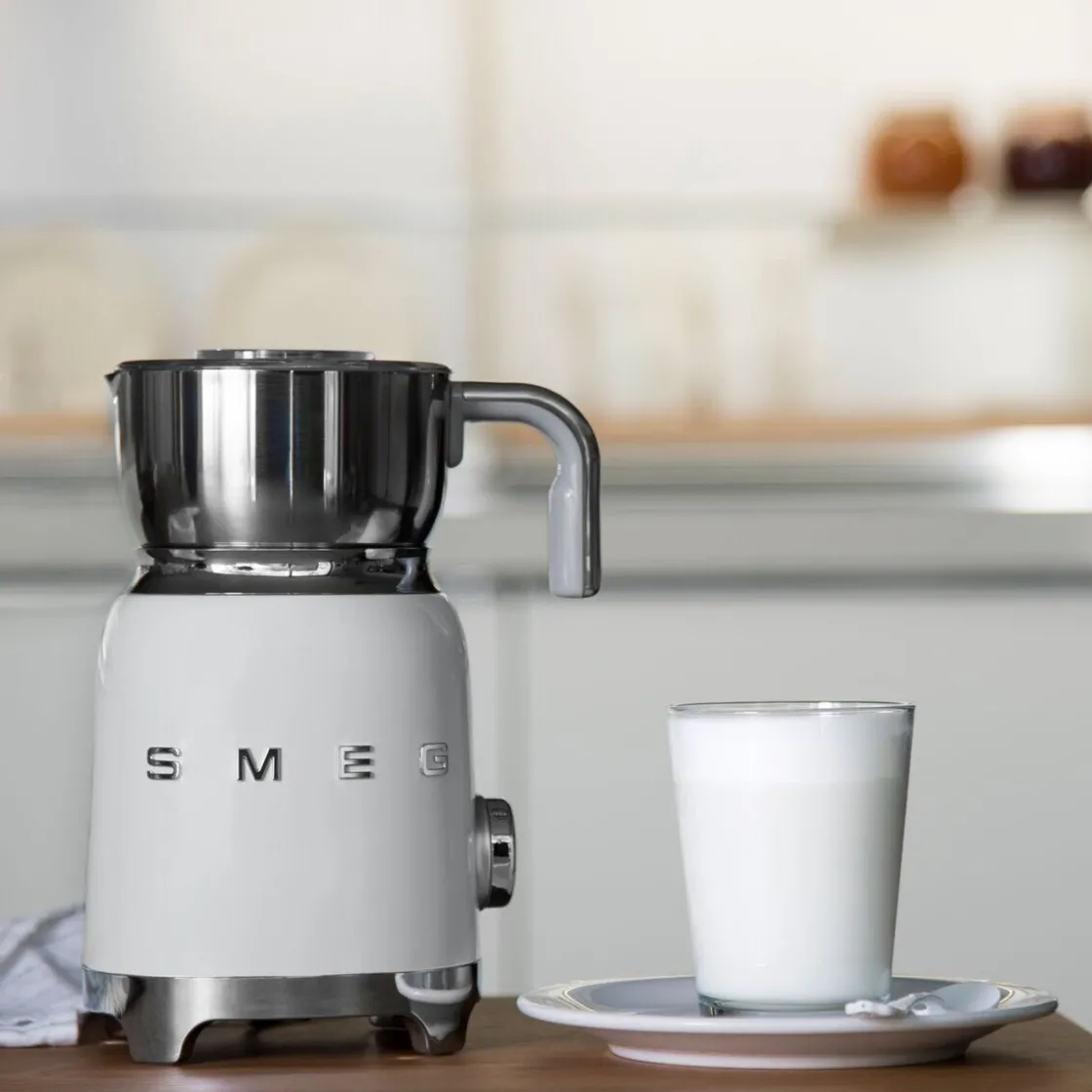Milchaufschäumer<Smeg Milchaufschäumer MFF01 1,5 l 50's Style weiß