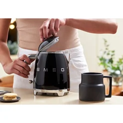 Smeg Mini-Wasserkocher 0,8 l 1400 W 50’s Style schwarz